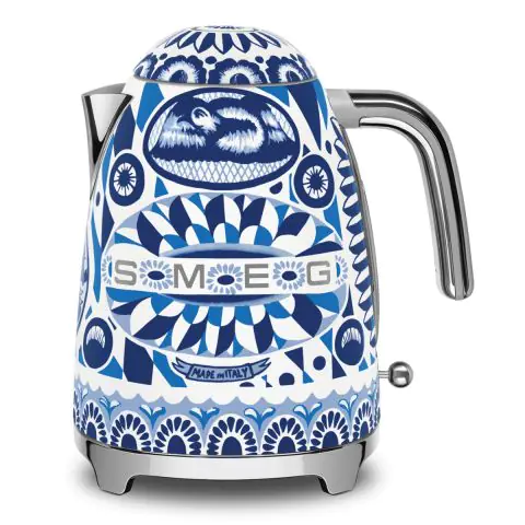 Термокана SMEG KLF03DGBEU с дизайн на Dolce & Gabbana, 50s Style, 1.7L, син/бял, (19993)