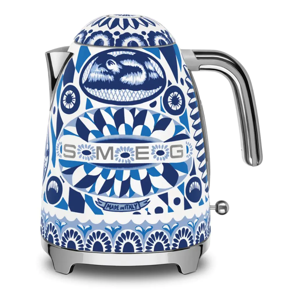Термокана SMEG KLF03DGBEU с дизайн на Dolce & Gabbana, 50s Style, 1.7L, син/бял, (19993)