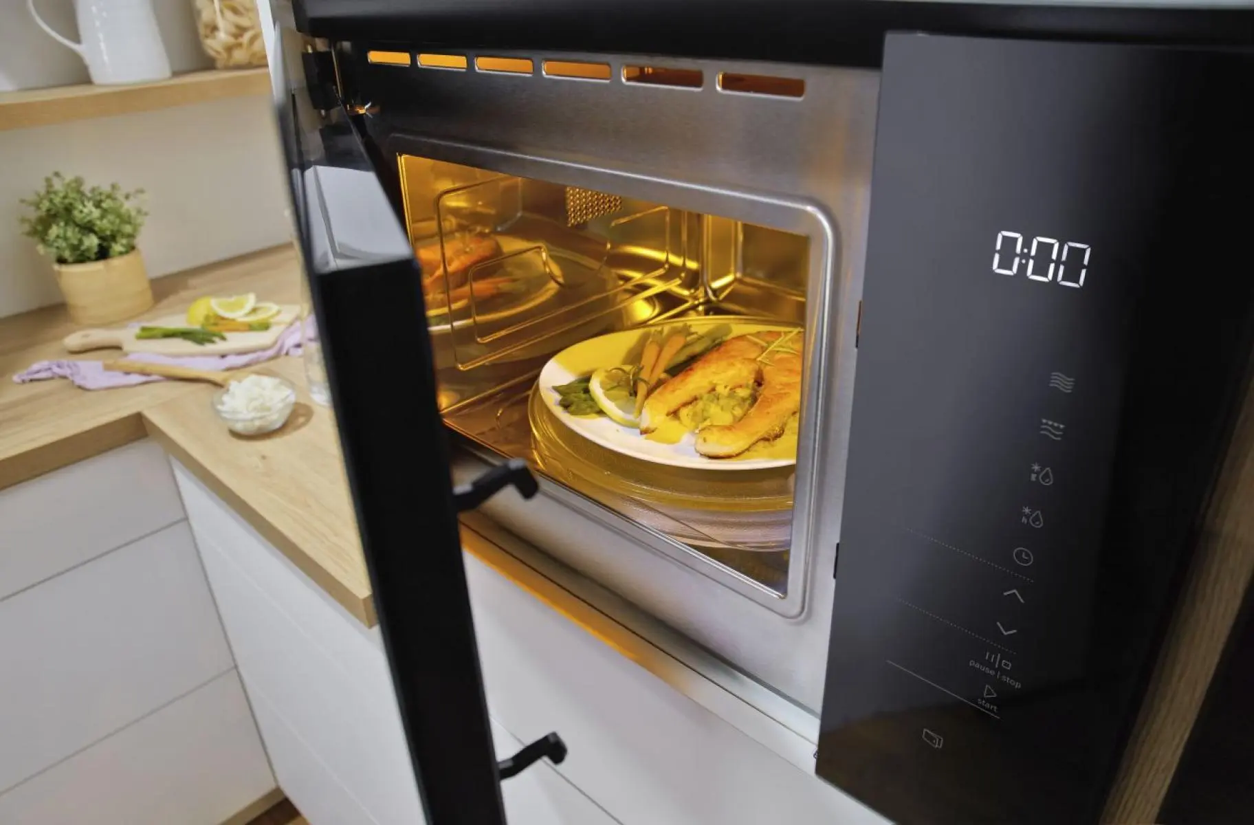 Микровълнова фурна за вграждане Gorenje BMI251SG3BG, 25 литра, грил, черен, (13650): Отворена фурна с чиния