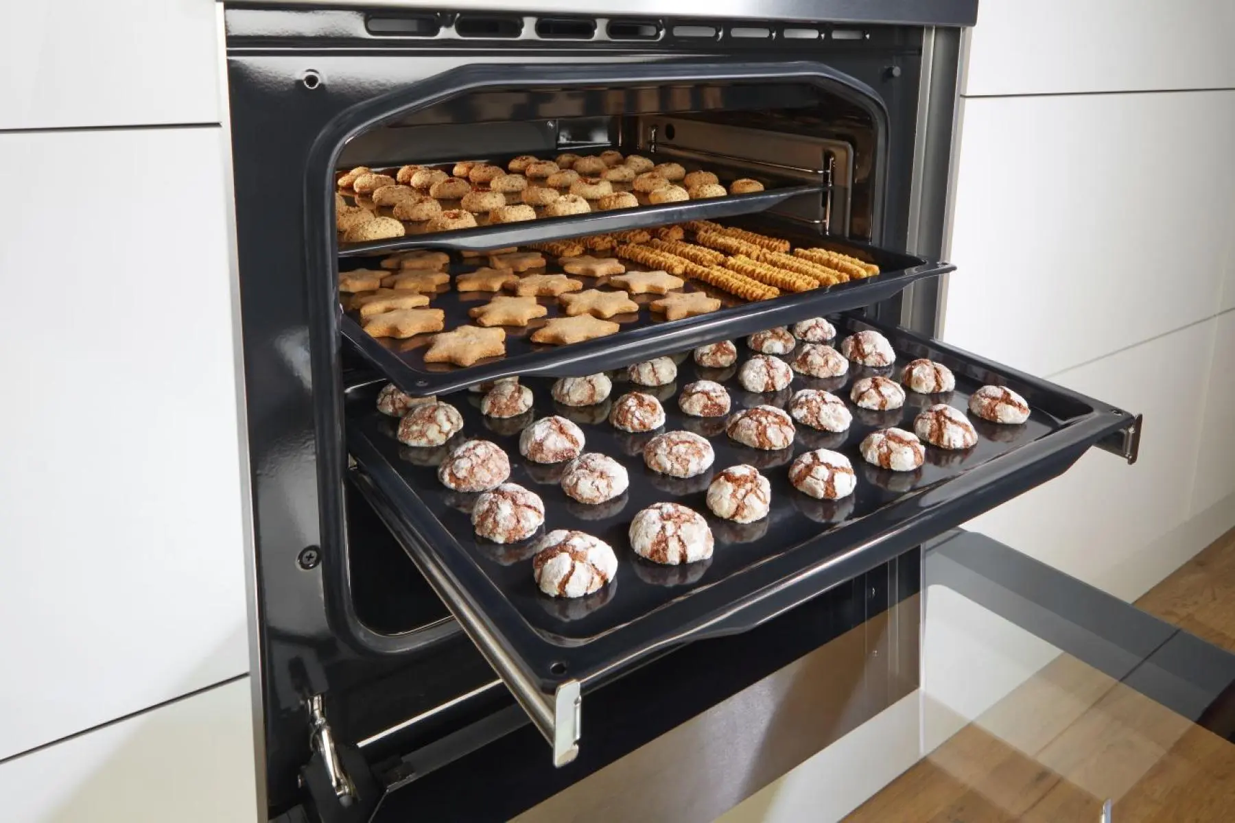 Готварска печка Gorenje GECS5C70WA, 70L, AirFry, Бял, (13704): Фурна с три тави