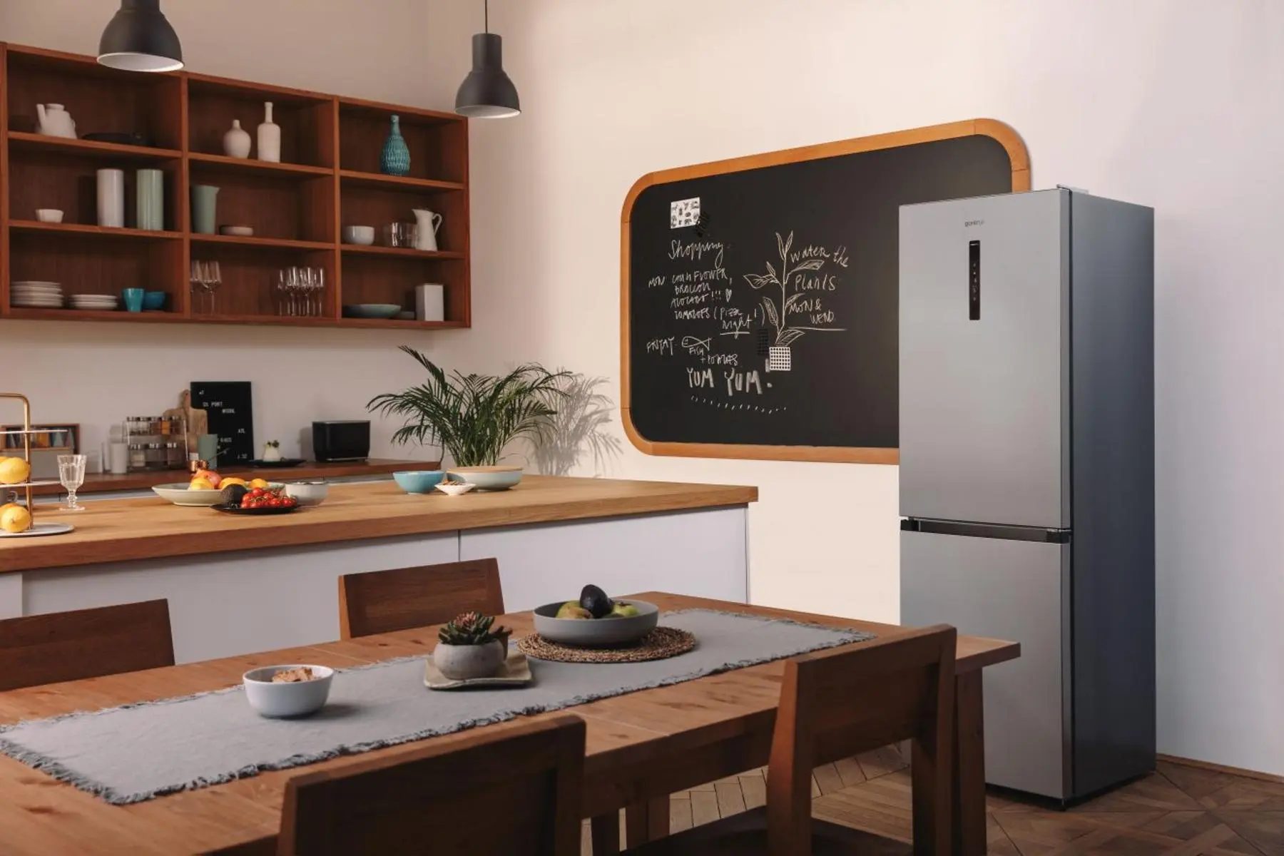 Хладилник с фризер Gorenje NRK6192AS4, NoFrost Plus, 304 литра, сив, (17291): Сив хладилник в кухня