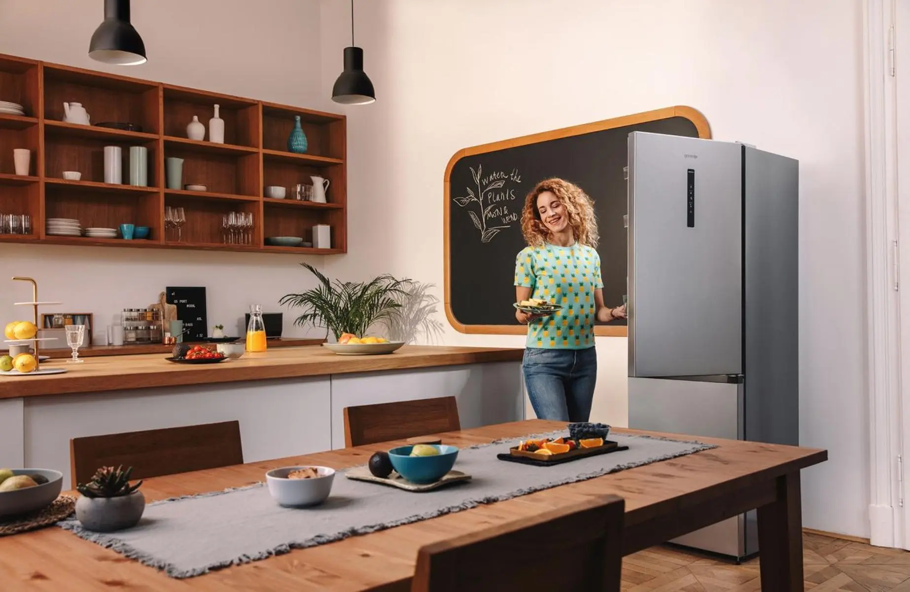Хладилник с фризер Gorenje NRK6192AS4, NoFrost Plus, 304 литра, сив, (17291): Хладилник в кухненски интериор