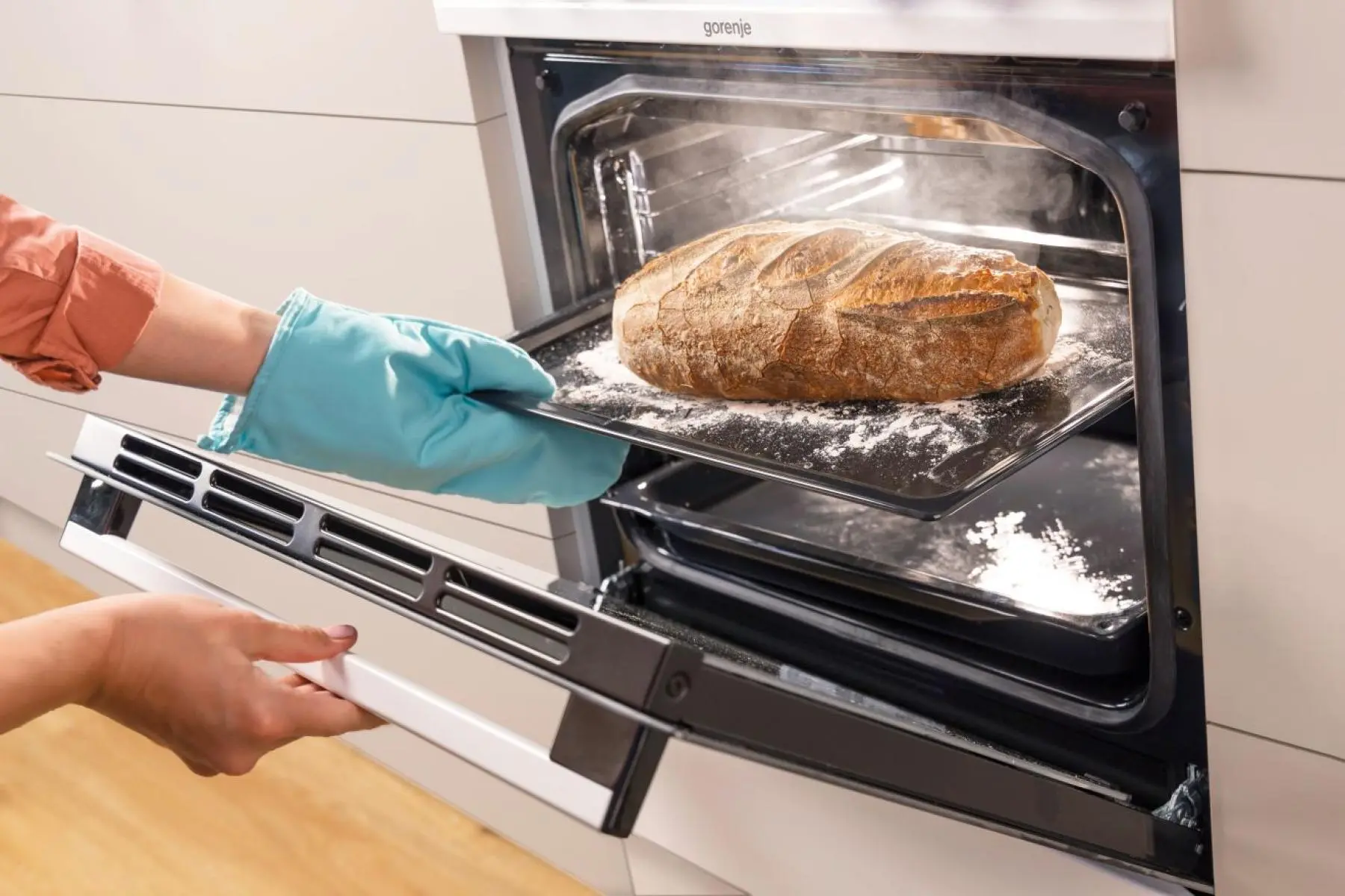 Готварска печка със стъклокерамичен плот Gorenje GECS6C70XPA, 71 литра, инокс, (13678): Хляб в отворената фурна