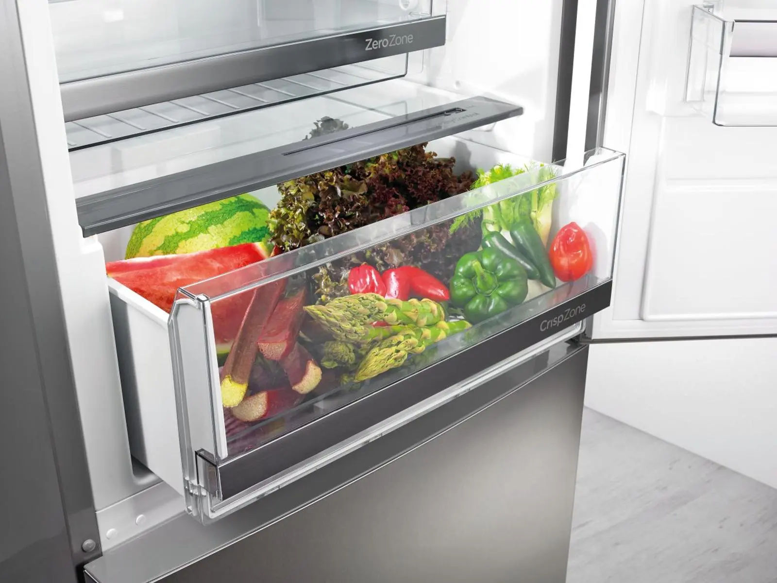 Хладилник с фризер Gorenje NRK6192AS4, NoFrost Plus, 304 литра, сив, (17291): Отворено чекмедже за зеленчуци